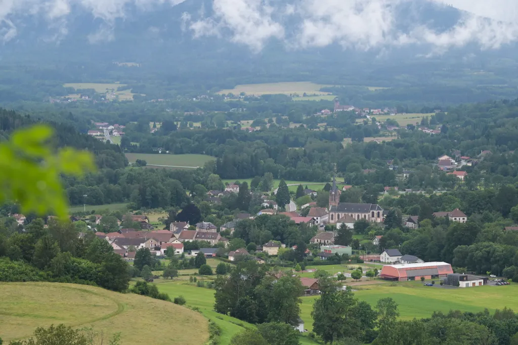 Ban-de-Laveline, son église et ses prairies au pied des montagnes