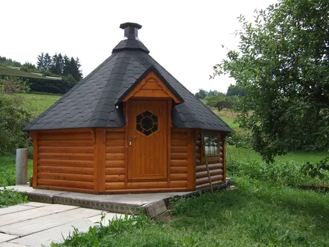 Le petit chalet en bois dans le jardin