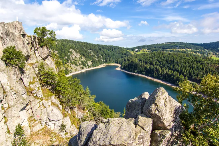 Le Lac Blanc vu depuis les rochers au-dessus de ses rives boisées