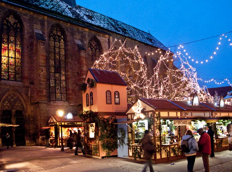 Les chalets et les arbres illuminés du marché de Noël de Colmar