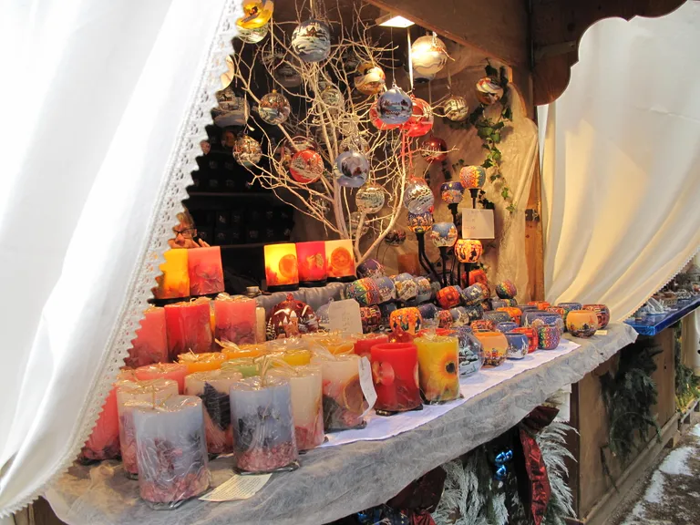 Un étal de décorations au marché de Noël de Kaysersberg