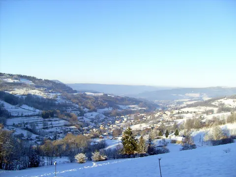 Vue sur Ban-de-Laveline et les collines enneigées